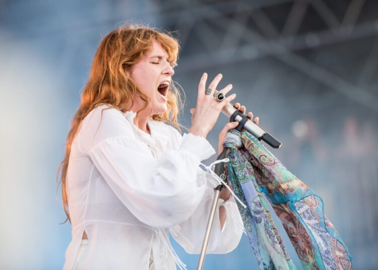 Florence e a máquina lança a nova música "One dos grandes"