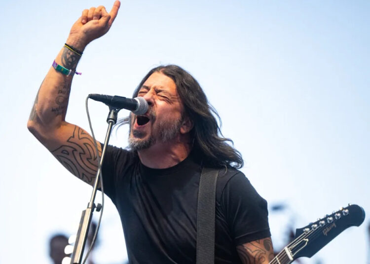 Foo Fighters anuncia outro show após estréia surpresa do baterista