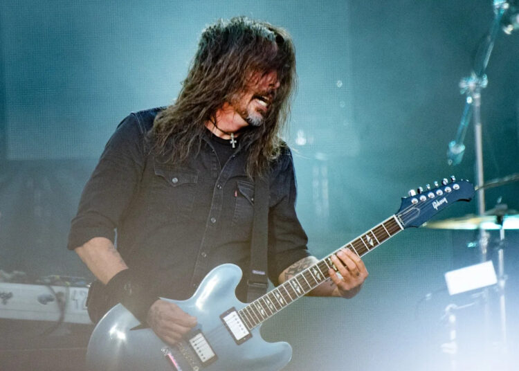 Foo Fighters estreia novo baterista Ilan Rubin no Surprise Show