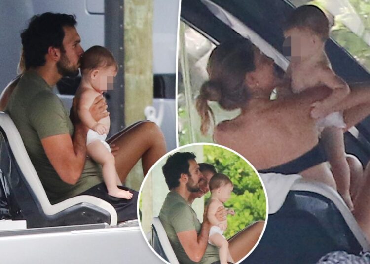 Gisele Bündchen, vestido de biquíni, e Joaquim Valente Cuddle Baby Boy em viagem de barco