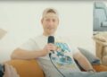 Glen Powell admite que se afastou da foto com a estrela 'cancelada recentemente'