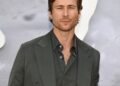 Glen Powell em encontro estranho com celebridades "canceladas"