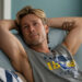 Glen Powell se reinventa, tem segunda chance de Glory na comédia de Hulu 'Chad Powers'