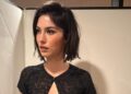 Gracie Abrams vira cabeças em mini shorts e sutiã combil