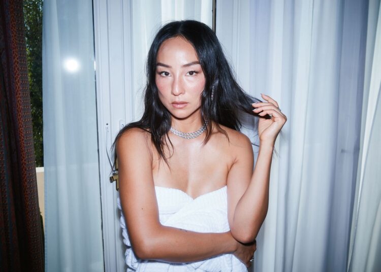 Greta Lee canaliza Katharine Hepburn para seu primeiro festival de cinema de Veneza