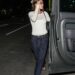 Hailey Bieber não consegue parar de usar esses elegantes chinelos de couro