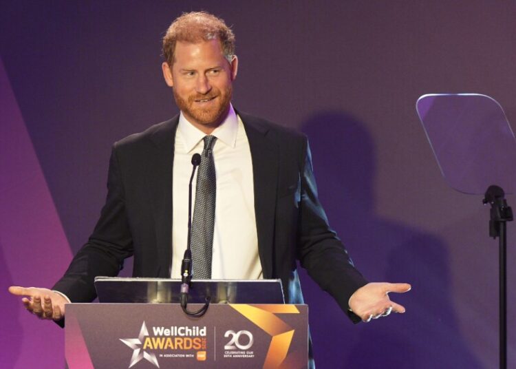 Harry retorna ao Reino Unido e reflete sobre a paternidade: "tudo muda"