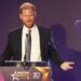 Harry retorna ao Reino Unido e reflete sobre a paternidade: "tudo muda"