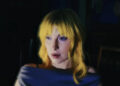 Hayley Williams dança através da dor no vídeo de 'pára -quedas'