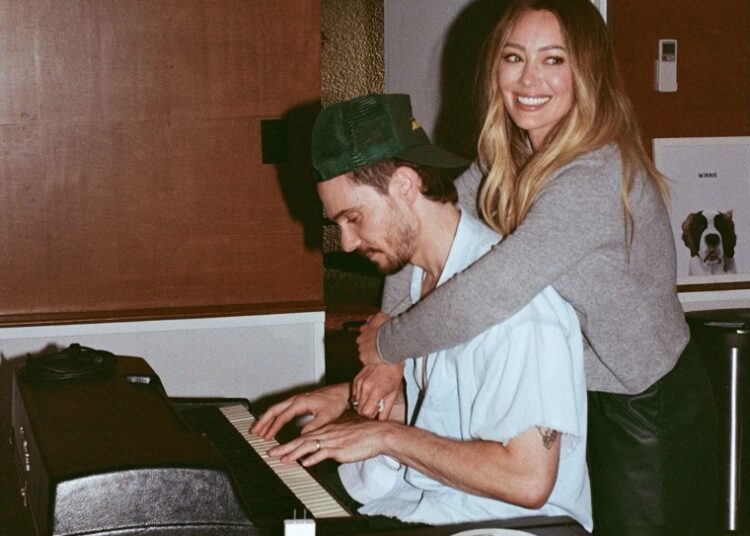 Hilary Duff Sinais de música lidam com a Atlantic Records, planeja documentos