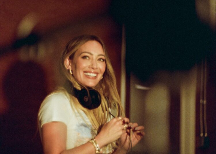 Hilary Duff assina com a Atlantic Records para novas músicas e documentos