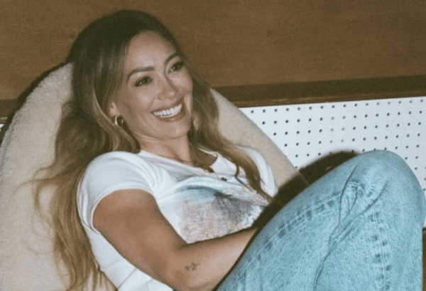 Hilary Duff assina com a Atlantic Records, provoca novas músicas e documentos