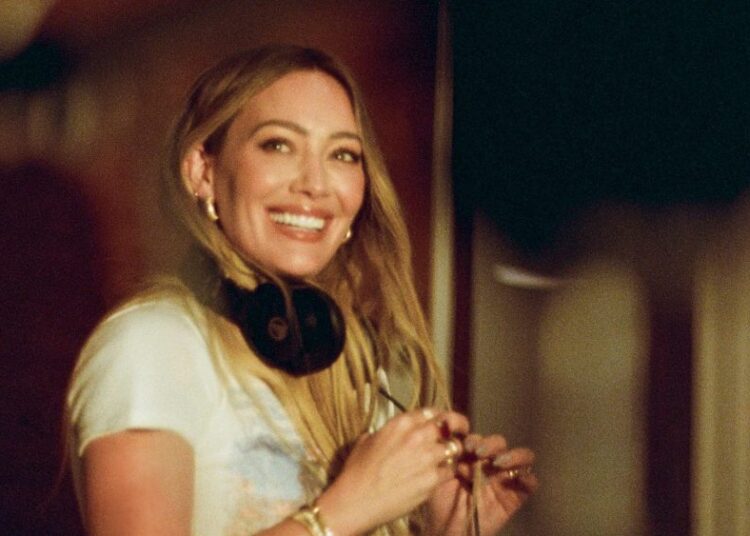 Hilary Duff assina para o Atlântico, prepara documentos sobre o retorno à música