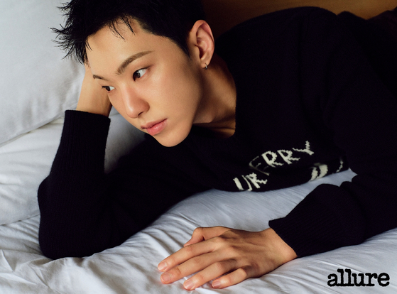 Hoshi de Seventeen fala sobre a música mais recente da edição de outubro da Allure Korea