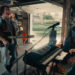 Hugh Jackman, Kate Hudson Start uma banda de tributo a Neil Diamond em 'Song Sung Blue' Trailer