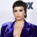 Internet reage à camisa desabotoada de Demi Lovato