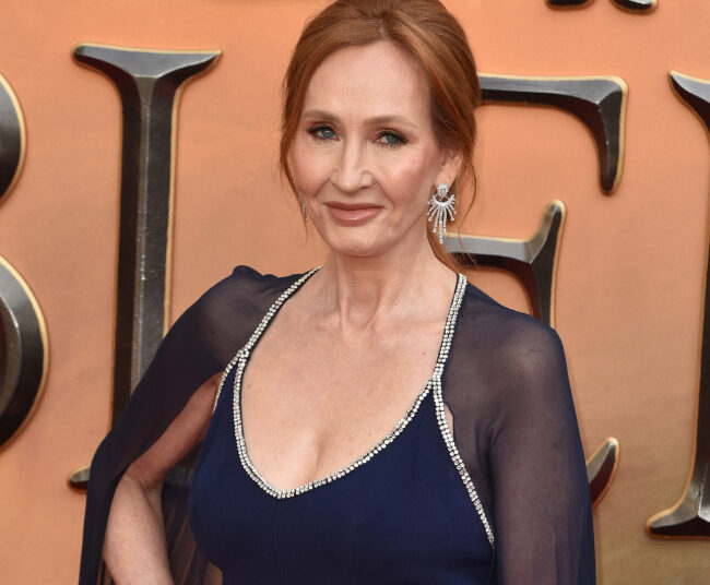 JK Rowling lança ataque de bolhas à Emma Watson 'ignorante' em Trans Issues Row