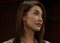 Jacqueline Macinnes Wood retorna a um conjunto ousado e bonito após o hiato da gravidez