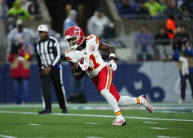Jalen Royals (11), do Kansas City Chiefs, corre com a bola durante uma pré-temporada da NFL ...