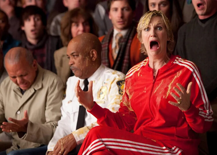 Jane Lynch se abre sobre 'Glee' Reunion em 'Celebrity mais fraco link': 'Fiquei emocionado'