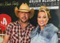 Jason Aldean e esposa Brittany cantaram uma capa de Luke Bryan para Charlie Kirk