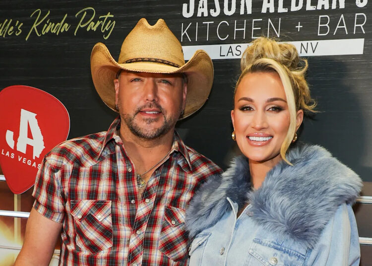 Jason Aldean e esposa Brittany cantaram uma capa de Luke Bryan para Charlie Kirk