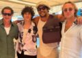 Jason Momoa batia seus braços musculares em blusa branca