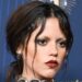 Jenna Ortega aparece em Just Jewels no 2025 Emmys