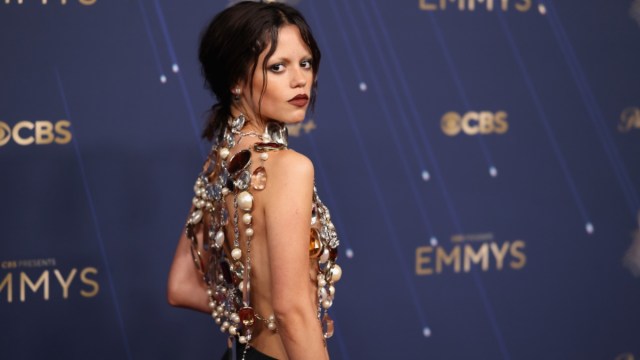 Jenna Ortega usa Just Jewels como uma blusa no Emmys