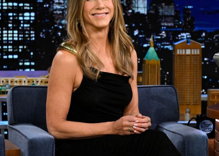 Jennifer Aniston na teoria da relação de vida passada de Shirley Maclaine