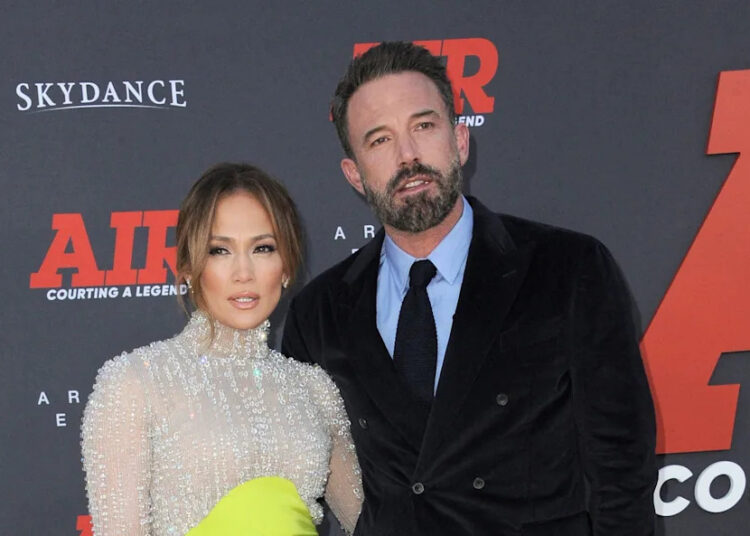 Jennifer Lopez e Ben Affleck Relist Beverly Hills Mansion após um corte pesado de preços em meio à luta para encontrar o comprador