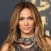 Jennifer Lopez mostra Ben Affleck o que está perdendo em um traje de poder da Borgonha para uma visita ao seu escritório