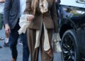 Jennifer Lopez usa um visual boho tingido enquanto faz a imprensa em LA