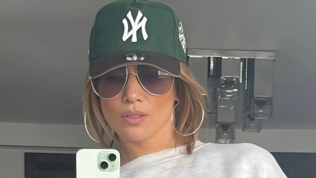 Jennifer Lopez vistou vestindo top de colheita com o filho de Ben Affleck