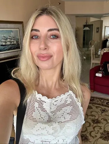 Jessi Ngatikaura, estrela de "Secret Lives of Mormon Wives", me deu sua assinatura Utah Curls