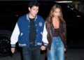Jessica Alba Pares Risqué Top com jaqueta de couro desabotoada para a noite