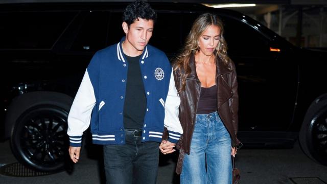 Jessica Alba Pares Risqué Top com jaqueta de couro desabotoada para a noite