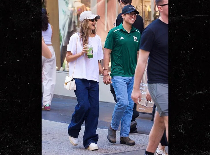 Jessica Alba de mãos dadas com o namorado Danny Ramirez