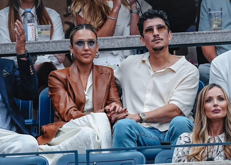 Jessica Alba e Danny Ramirez ficam com a mão no US Open antes de sair para o VMAS Afterparty