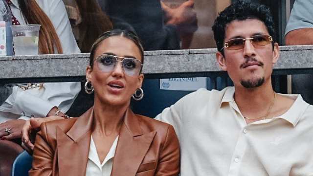 Jessica Alba e Danny Ramirez são todos sorrisos enquanto dão as mãos em Nova York