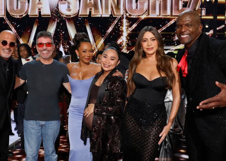 Jessica Sanchez e juízes Simon Cowell e Howie Mandel em sua vitória