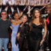 Jessica Sanchez e juízes Simon Cowell e Howie Mandel em sua vitória