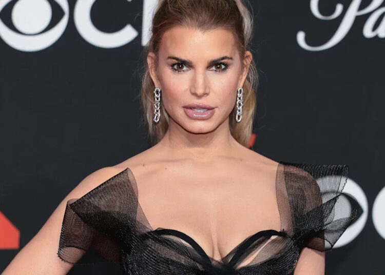 Jessica Simpson tem resposta icônica a Troll perguntando se ela ainda se apresenta