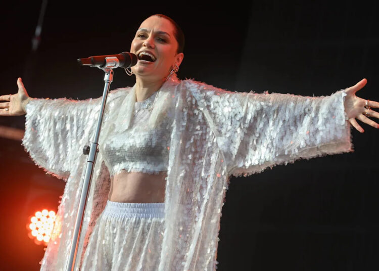 Jessie J retorna ao palco após a cirurgia do câncer de mama, Son a vê se apresentar pela primeira vez