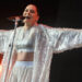 Jessie J retorna ao palco após a cirurgia do câncer de mama, Son a vê se apresentar pela primeira vez