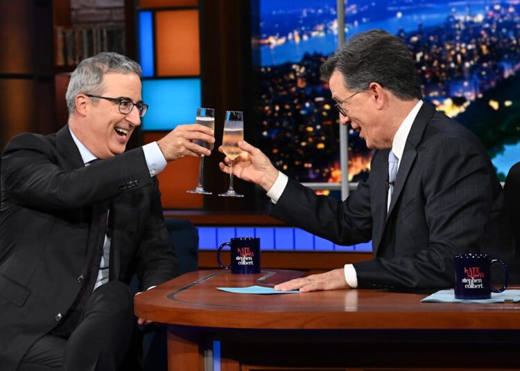 John Oliver chama Taylor Swift e Travis Kelce de 'melhor que a família real'