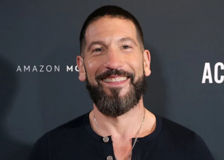 Jon Bernthal flexiona em uma nova foto antes do retorno de 'Punisher': 'De volta a ele'