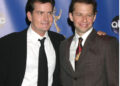 Jon Cryer revela como seu salário de dois e meio homens e meio em comparação com o salário 'surpreendente' de Charlie Sheen - revista Globe