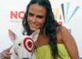 Jordana Brewster posa com 'belo b ***** s' em novas fotos
