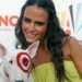 Jordana Brewster posa com 'belo b ***** s' em novas fotos